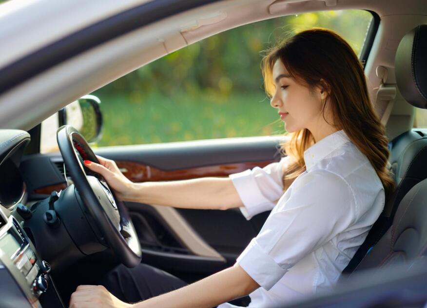 2025年5月結冰路面駕駛時，如何保持車輛穩定？